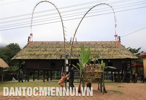阿扎节上的迎春杆树立仪式。 图:湖球 阿扎节上的迎春杆树立仪式。 图:湖球