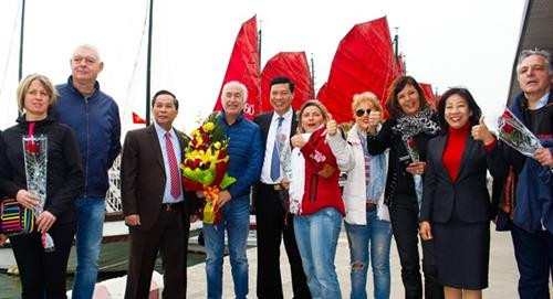 广宁省下龙湾市迎来2018新年第一批游客。（图片来源：越通社）