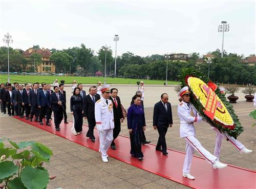 党和国家领导以及国会代表已拜谒胡志明主席陵墓。图自越通社 党和国家领导以及国会代表已拜谒胡志明主席陵墓。图自越通社