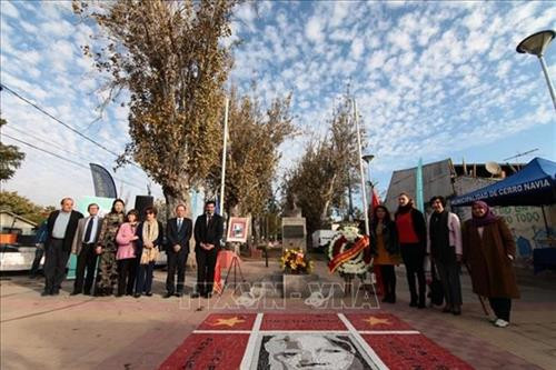 越南驻智利大使馆在圣地亚哥·德·智利的胡志明公园举行隆重集会,纪念胡志明市诞辰129周年。图自越通社 越南驻智利大使馆在圣地亚哥·德·智利的胡志明公园举行隆重集会,纪念胡志明市诞辰129周年。图自越通社