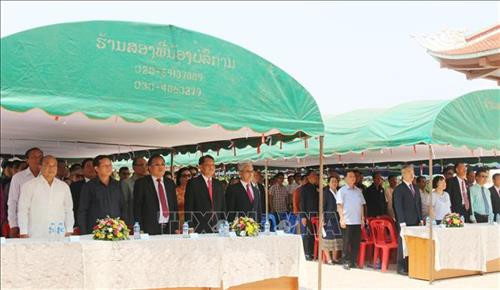 越南驻老挝大使馆同老越友好协会、旅居老挝越南人总会和老越友好协会卡蒙省分会联合举行上香仪式,纪念胡志明市诞辰129周年。图自越通社 越南驻老挝大使馆同老越友好协会、旅居老挝越南人总会和老越友好协会卡蒙省分会联合举行上香仪式,纪念胡志明市诞辰129周年。图自越通社