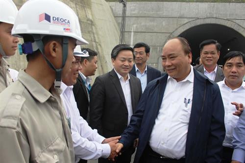 越南政府总理阮春福视察大山口公路隧道。（图片来源：越通社）