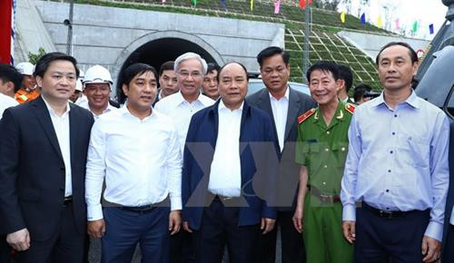 越南政府总理阮春福视察大山口公路隧道。（图片来源：越通社）