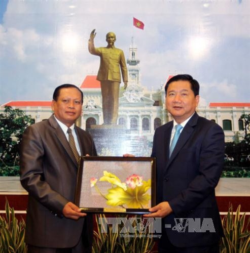 胡志明市市委书记丁罗升与老挝占巴塞省省委书记兼省长本通·迪维塞(图片来源:越通社) 胡志明市市委书记丁罗升与老挝占巴塞省省委书记兼省长本通·迪维塞(图片来源:越通社)