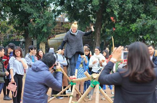 附图：在越南的外国留学生包粽子(图片来源：越通社）