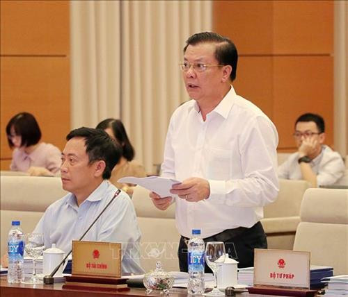越南财政部部长丁进勇在会议上发表讲话。图自越通社