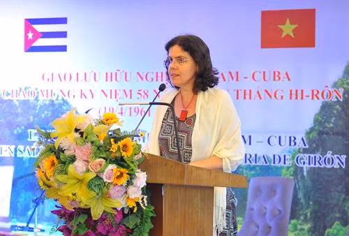 古巴驻越南大使利亚尼斯•托里斯•里韦拉发表讲话。图自越通社