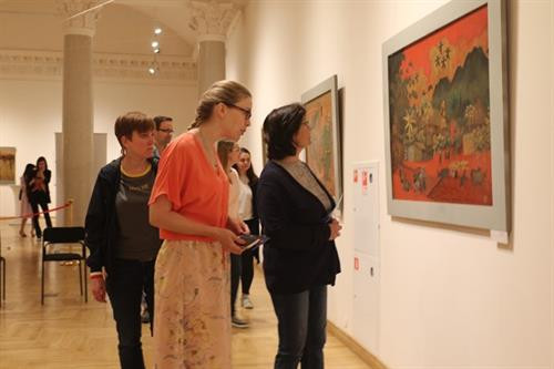 参观展会的观众们。图自越通社 参观展会的观众们。图自越通社