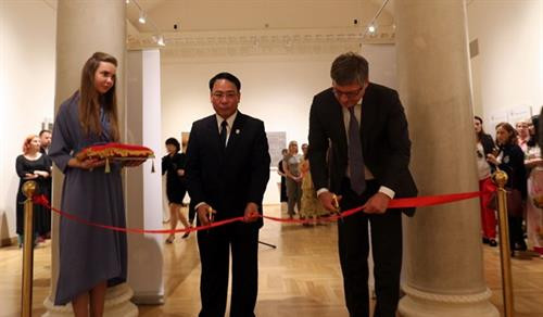 “越南磨漆画”展会开幕式。图自越通社 “越南磨漆画”展会开幕式。图自越通社