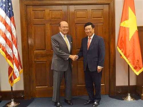 越南政府副总理兼外交部长范平明会见美国商务部长威尔伯·罗斯。图自越通社