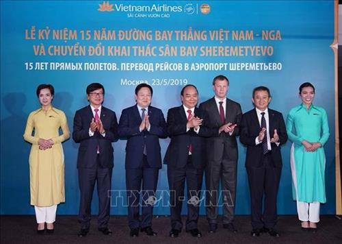 阮春福23日晚出席由越南航空公司举行的越俄直达航线开通15周年庆典。图自越通社