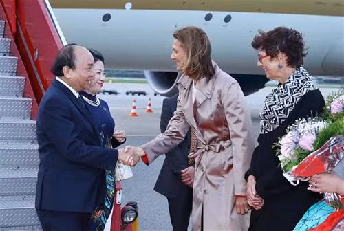 挪威外交部国务秘书玛丽安·哈根迎接阮春福总理与夫人。图自越通社