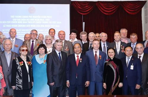 阮春福和各位代表合影。图自越通社