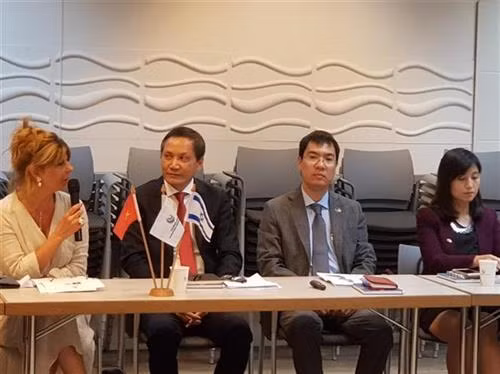 以色列出口研究所负责人萨宾·塞加尔在会上发言。图自越通社