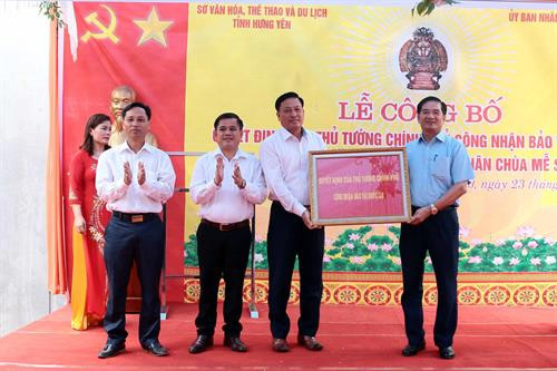 兴安省人民委员会常务副主席邓玉琼向米楚寺转交政府总理关于将米楚寺千手千眼观世音菩萨雕像列入国宝名录的第1821号决定。图自越通社