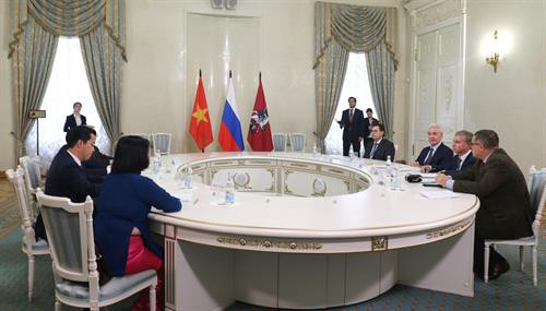 河内市人民委员会主席阮德钟会见了莫斯科市市长谢尔盖·索比亚宁。图自越通社