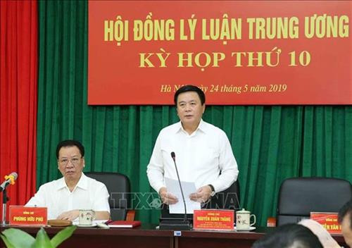 中央理论委员会主席阮春胜主持会议。图自越通社
