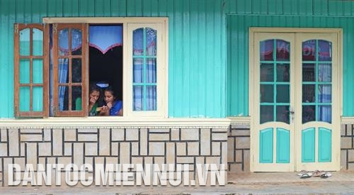 外国游客在格贺族村寨里品尝该族人的传统咖啡。记者 阮勇 摄 格贺族村寨各房屋的安宁景象。记者 阮勇 摄 游客照片格贺族小孩。记者 阮勇 摄 游客了解格贺族人织锦业。记者 阮勇 摄 游客餐馆郎邦山脚下的格贺族人村寨。记者 阮勇 摄