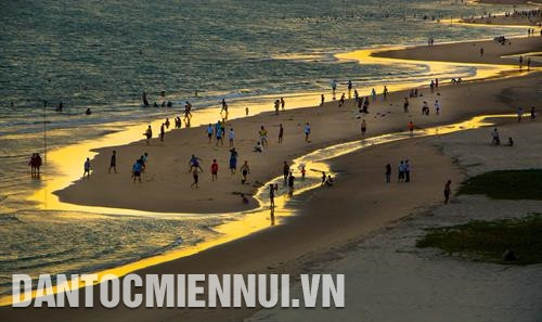 据旅游总局，旅游业已对越南经济做出积极贡献。2017年旅游直接收入达510.9万亿越盾，其中沿海地区28个省市的旅游收入占约70%。记者 维羌 摄