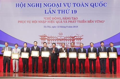 范平明和外交部领导向在地方外事工作中取得优异成绩的集体和个人颁发“致力于外交事业”纪念章和奖状。图自越通社