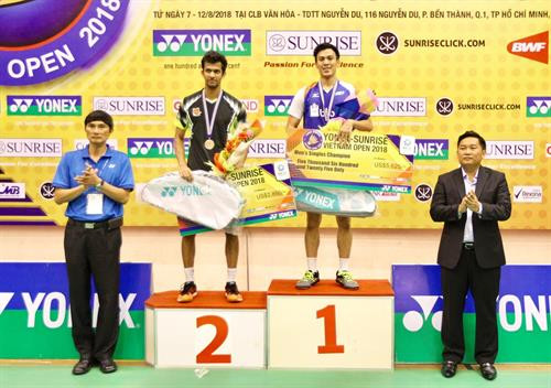 在男单赛项中，印度尼西亚运动员什萨（右）以2比0战胜了印度运动员阿贾伊·贾亚拉姆，夺得冠军。图自越通社