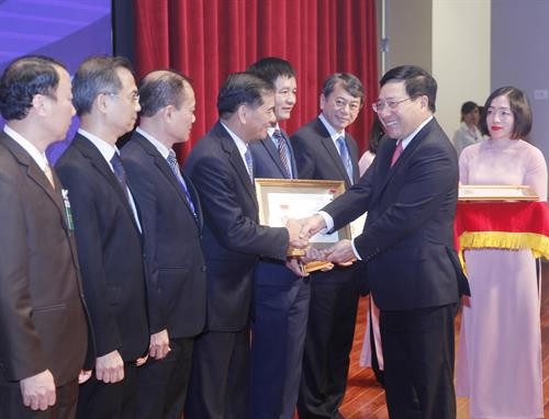 政府副总理兼外长范平明向各省市领导颁发致力于外交事业纪念章。（图片来源：越通社）