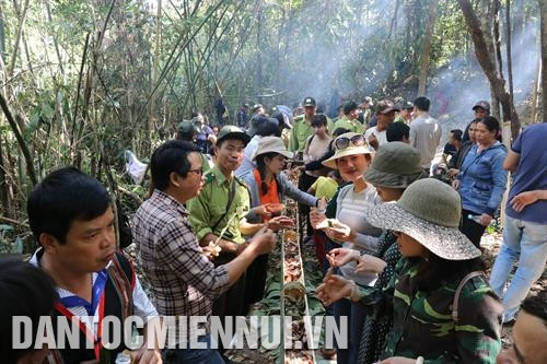 按照西原嘉莱人风俗制作烤鸡和竹香糯米饭等供品。记者 红叠 摄 奥格郎村长老秀来同村民、民兵和林政工作人员实施森林祭祀仪式。记者 红叠 摄 森林仪式结束后,加来人聚集在一起互相吃饭和喝酒。记者 红叠 摄 按照西原嘉莱人风俗制作烤鸡和竹香糯米饭等供品。记者 红叠 摄 奥格郎村长老秀来同村民、民兵和林政工作人员实施森林祭祀仪式。记者 红叠 摄 森林仪式结束后,加来人聚集在一起互相吃饭和喝酒。记者 红叠 摄