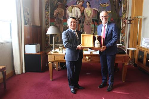 越南祖国阵线中央委员会副主席兼秘书长候阿令（左）向法国经济、社会和环境理事会主席帕特里克·贝尔纳斯科赠送礼物。 图自越通社