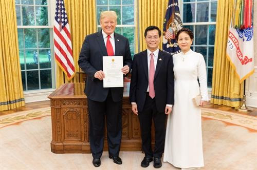 越南驻美国特命全权大使何金玉与夫人和美国总统唐纳德·特朗普合影。图自越通社