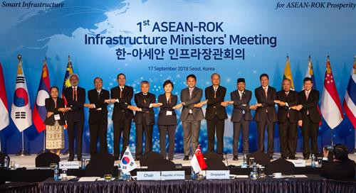 韩国外长康京和(左)日前在韩国首都首尔会见东盟秘书长林玉辉。 图自越通社
