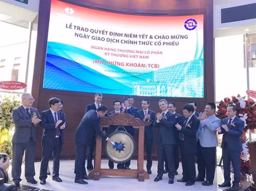 越南技术与商业银行挂牌上市 仪式。(图片来源:越通社) 越南技术与商业银行挂牌上市 仪式。(图片来源:越通社)