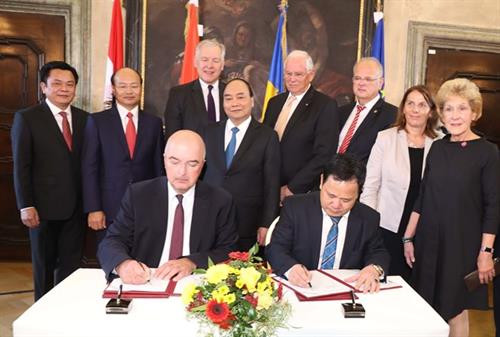 阮春福见证了克雷姆斯应用科技大学与越南商业大学的合作计划签署。越通社记者 统一 摄 阮春福见证了克雷姆斯应用科技大学与越南商业大学的合作计划签署。越通社记者 统一 摄