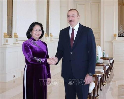 越南国家副主席邓氏玉盛(左）与阿塞拜疆总统阿利耶夫握手。图自越通社