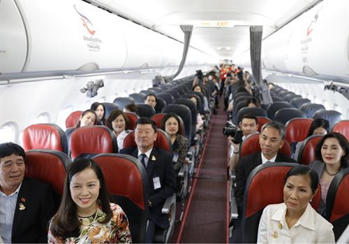 代表们在印有泰国旅游标志的泰国越捷航空新一座飞机里合影。（图片来源：vietjetair.com)