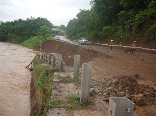 山罗省多条国道和省道坍塌。（图片来源：越通社）