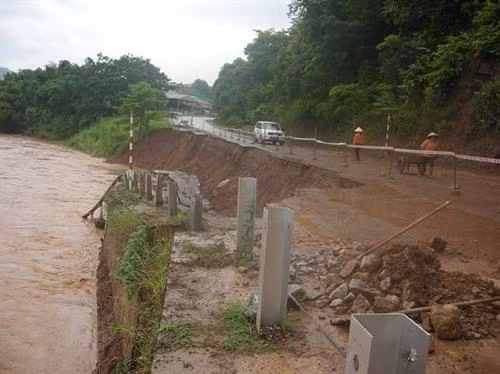 山罗省多条国道和省道坍塌。（图片来源：越通社）