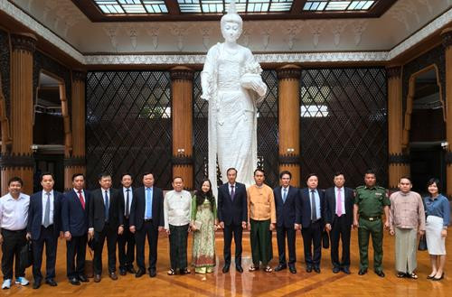 河内市委副书记陶德全在斯里巴加湾市与市领导合影。图自https://cn.nhandan.com.vn