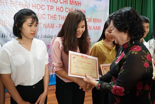 原国家副主席、武阿丁助学基金会主席张美花向胡志明市特困少数民族优秀学生和大学生发放武阿丁奖学金。（图片来源：越通社）