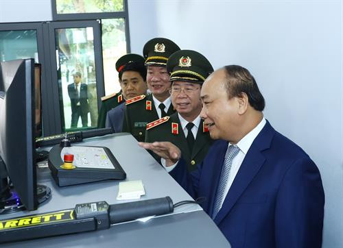 越南政府总理阮春福亲自对胡志明主席陵各项维修保养项目进行实地检查。（图片来源：越通社）