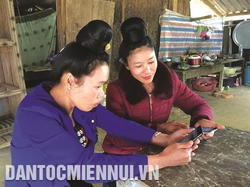 许多年龄大的妇女仍积极参加扫盲班。记者 友决 摄 因已识字，许多妇女已会使用手机来看晚上新闻。记者 友决 摄