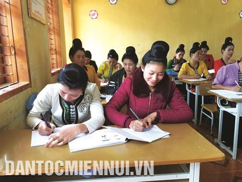 许多年龄大的妇女仍积极参加扫盲班。记者 友决 摄 因已识字，许多妇女已会使用手机来看晚上新闻。记者 友决 摄