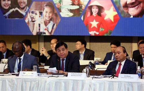 杨志勇在论坛上发表讲话。图自越通社