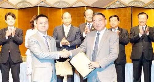 越南国家油气集团董事长范文清与JXTG集团董事长兼总经理Tsuomu Sugimori签署关于在越研究液化天然气和天然气的谅解备忘录。图自越通社 越南国家油气集团董事长范文清与JXTG集团董事长兼总经理Tsuomu Sugimori签署关于在越研究液化天然气和天然气的谅解备忘录。图自越通社