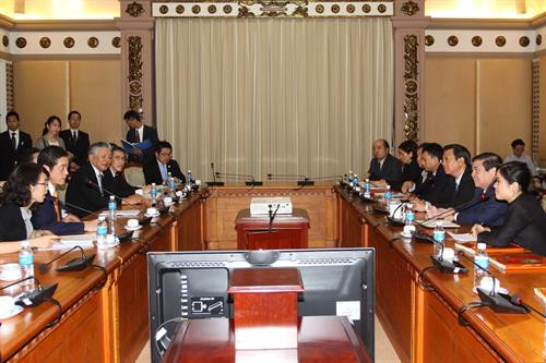 胡志明市人民委员会主席阮成峰会见日本爱媛县知事中村時広。（图片来源：越通社）