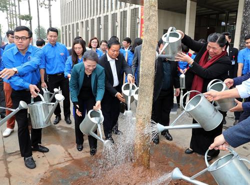 阮氏金银参加在国会大厦周围进行的羊蹄甲树植树活动。(图片来源:越通社) 阮氏金银参加在国会大厦周围进行的羊蹄甲树植树活动。(图片来源:越通社)