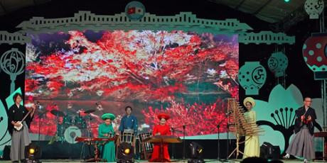 第15次越南会安市—日本文化交流活动开幕式上的表演节目。(图片来源:因特网) 第15次越南会安市—日本文化交流活动开幕式上的表演节目。(图片来源:因特网)