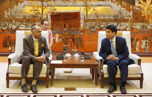 河内市人民委员会主席阮德钟（右）与印度驻越南大使帕尔瓦塔纳尼·哈里什。（图片来源：因特网）