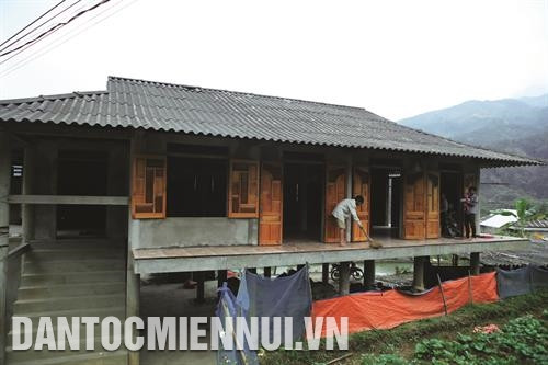 当地政府干部讨论洪灾区居民迁移工作。图：黄河 站奏县已成立各工作组赴基层动员同胞献土地为灾区居民盖房子。图：黄河 站奏县赫流乡赫流二号村新建的坚固房屋，确保同胞在暴雨洪水期的安全。图：黄河