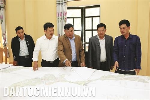 当地政府干部讨论洪灾区居民迁移工作。图：黄河 站奏县已成立各工作组赴基层动员同胞献土地为灾区居民盖房子。图：黄河 站奏县赫流乡赫流二号村新建的坚固房屋，确保同胞在暴雨洪水期的安全。图：黄河