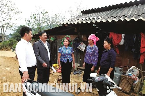 当地政府干部讨论洪灾区居民迁移工作。图：黄河 站奏县已成立各工作组赴基层动员同胞献土地为灾区居民盖房子。图：黄河 站奏县赫流乡赫流二号村新建的坚固房屋，确保同胞在暴雨洪水期的安全。图：黄河